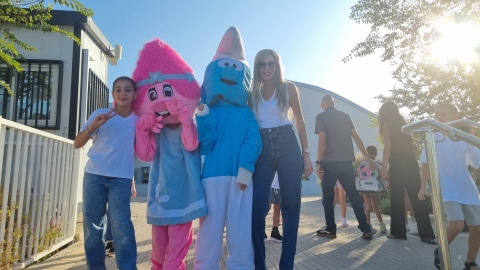בובות שחיכו לילדים בבוקר בבית ספר עתידים.jpg
