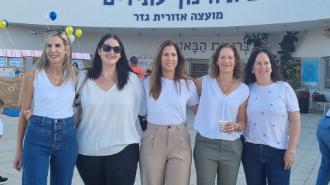 מנהלת בית הספר עתידים יחד עם המורות מחובקות.jpg