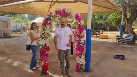 מנהל בית ספר מעיין עובר בשער הפרחים.jpg