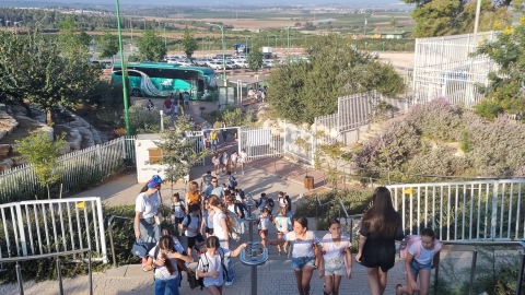רחבת האוטובוסים תלמידים מגיעים לבית ספר עתידים.jpg