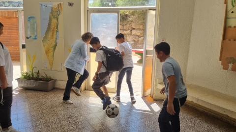 ראשת המועצה משחקת כדורגל עם תלמידי שיבה תיכונית שעלבים.jpg
