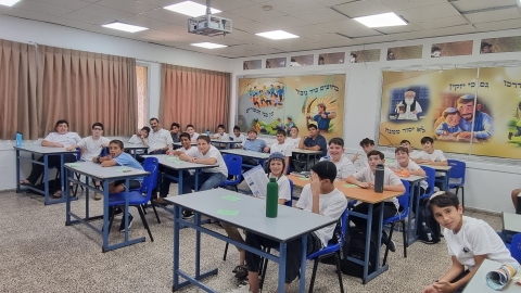 ילדים משלהבת בנים בכיתה.jpg