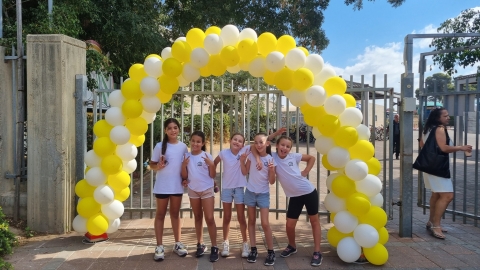ילדות מצטלמות עם קשת בלונים בבית ספר גוונים.jpg