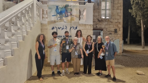 תמונה קבוצתית של האמנים המשתתפים בתערוכה יחד עם האוצרת ומנהלת מחלקת תרבות.jpg