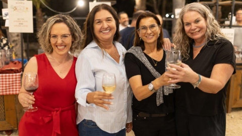 ראשת המועצה רותם ידלין ומנכלית המועצה כרמל טל מירימות לחיים עם אורחות בפסטיבל.jpg