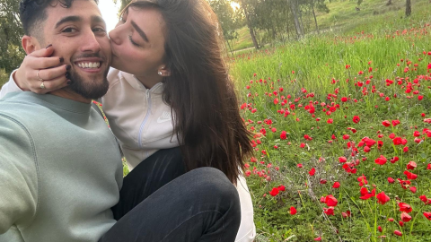 תמונה של שירז זל ואבשלום זל מחובקים בשדה פרחים.png