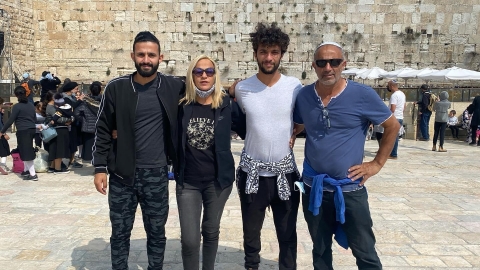 עדן זל ומשפחתו בכותל.jpg