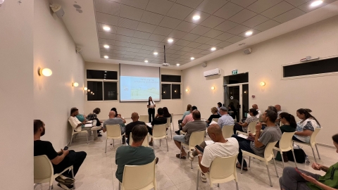 הצגת נושא המפגש בפני המשתתפים.jpg