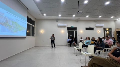 רותם ידלין במפגש עם היורים ונציגיהם.jpg