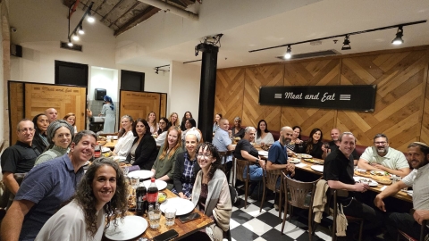 המנהלים בארוחה שנערכה במהלך הסמינר.jpg
