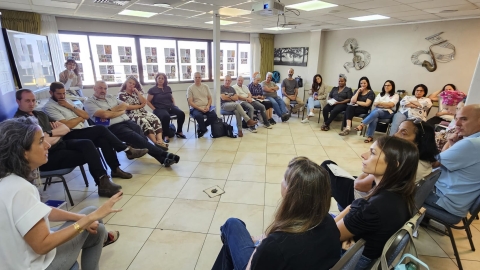 מנהלים ומנהלות יושבים במעגל באחת מהסדנאות בסמינר.jpg