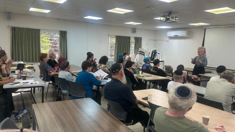 תלמידים ותיקים בשעלבים לומדים בכיתה.jpg