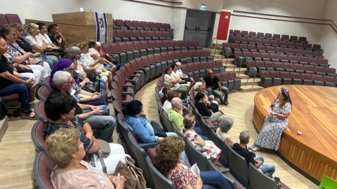 תלמידים ותיקים באודיטוריום בהרצוג.jpg