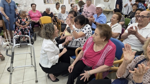 ראשת המועצה רותם ידלין מדברת עם אחת מהנשים המגיעות למרכז.jpg
