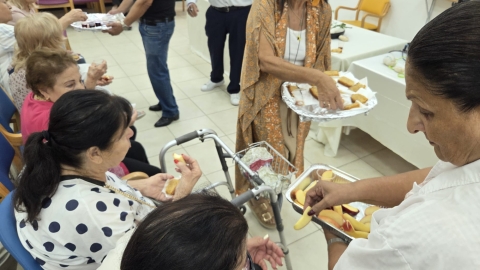 חלוקת תפוח בדבש ויין למשתתפים.jpg