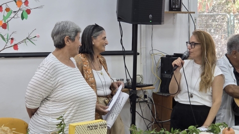 מנהלת המרכז עם מדריכות מלאכת יד שהקימו עם באי המרכז את התערוכה.jpg