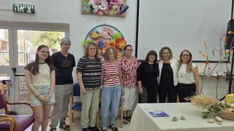 רותם ידלין ראשת המועצה עם מנהלת המרכז דלית ארבל ומתנדבים.jpg