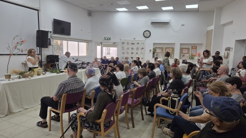 התכנסות של באי המרכז בחגיגת ראש השנה.jpg