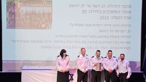 המתנדבים על הבמה בחלוקת התעודות.jpg