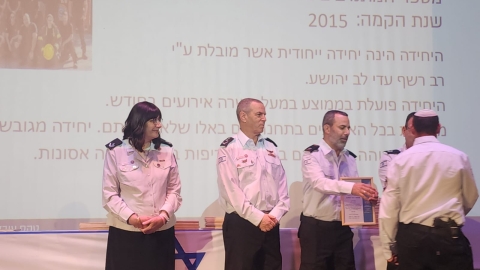 רב רשף עדי לב יהושע מקבל תעודה.jpg