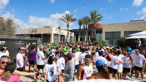 אנשים רוקדים בכרם ברקן.jpg