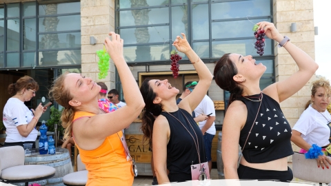 בנות מצטלמות עם ענבים.jpg