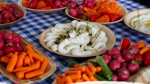כיבוד גבינות וירקות.jpg