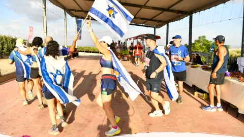 רוקים בכרם בזק עם דגלי ישראל וסימן החטופים.jpg