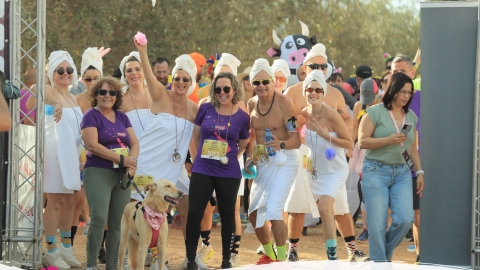רותם ידלין ראשת המועצה לפני הזינוק של מקצה 5 קילומטר יחד עם הרצים.jpg
