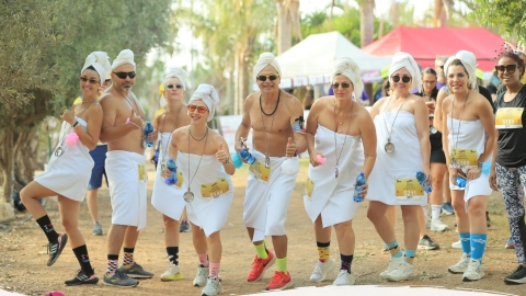 רצים עם מגבות.jpg