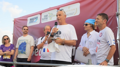 אביו של נדב כהן זל נואם על הבמה לפני ההזנקה.jpg