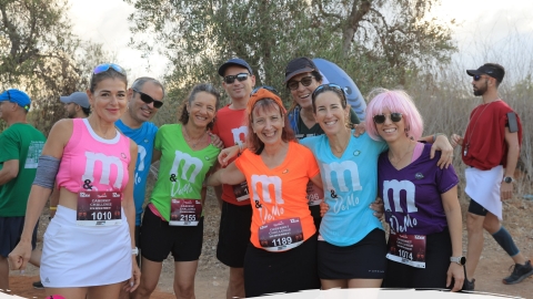 קבוצה מחופשת לאם אנד אם.jpg