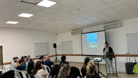שרון הנדל מנהלת המחלקה לחינוך וביטחון קהילתי באגף החינוך בתחילת הערב.jpeg