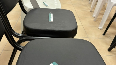 מניפות המשפטים מונחות על הכיסאות לכל מי שהגיע.jpeg
