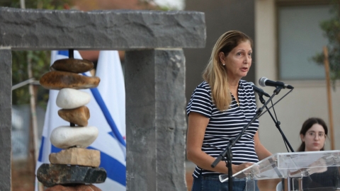 נציגת המשפחות השכולות נושאת דברים בטקס.jpeg