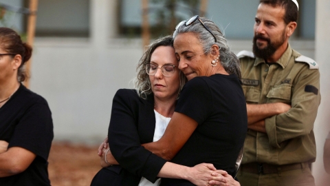 ראשת המועצה עם משפחה בזמן הטקס.jpeg