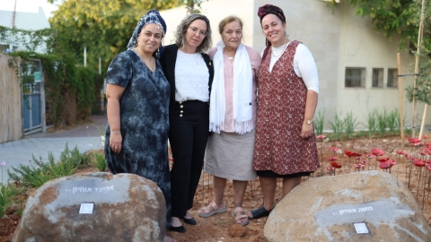 בני משפחה מצולמים ליד אבן של יקירהן יחד עם ראשת המועצה.jpeg
