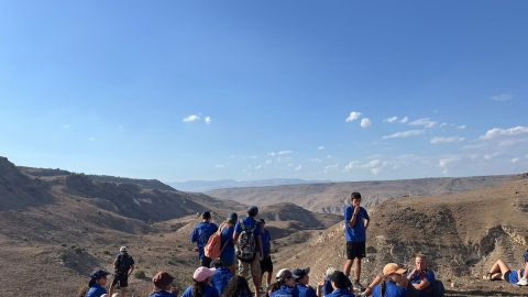 חניכים בטיול במדבר.jpg