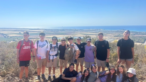 תמונה קבוצתית של חניכים מטיול.jpg