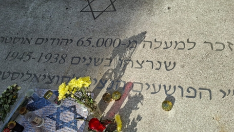 אנדרטה לזכר היהודים שנרצחו במלחמת העולם השניה.jpg
