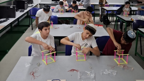 ילדין מכינים עריסת ניוטון בכיתה.jpeg