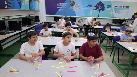 ילדים מכינים עריסת ניוטון.jpeg