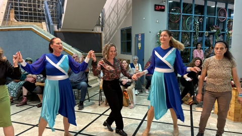 ראשת המועצה רותם ידלין רוקדת ריקודי עם בהרקדה.jpeg