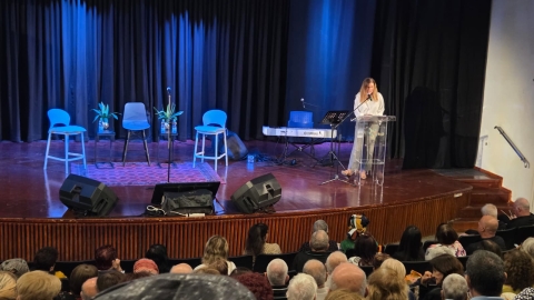 תמר מלחן על הבמה בערב המופע.jpeg