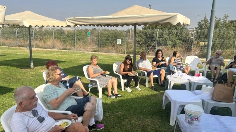 ארוחת בוקר בבריכה מועצתית אחרי פעילות ספורטיבית.jpeg