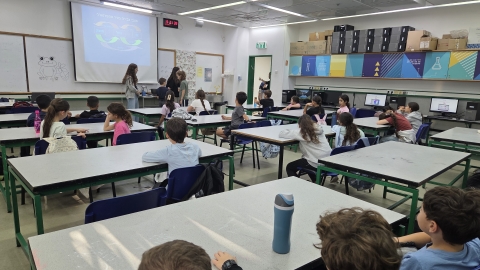 תלמידים באחת מכיתות הסדנה.jpg