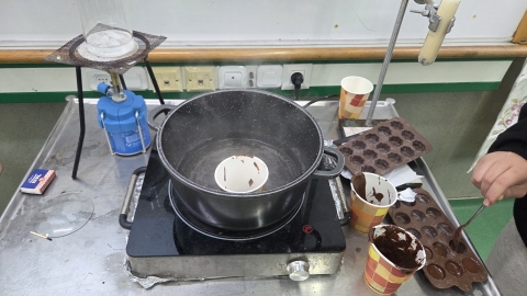 ממיסים שוקולד ומסדרים בתבניות.jpg