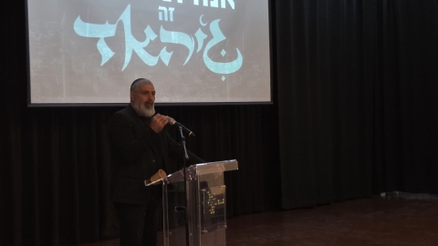 צבי יחזקאלי בהרצאה.jpg