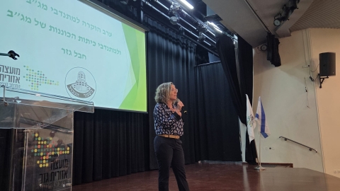 ראשת המועצה רותם ידלין מדברת בערב.jpg