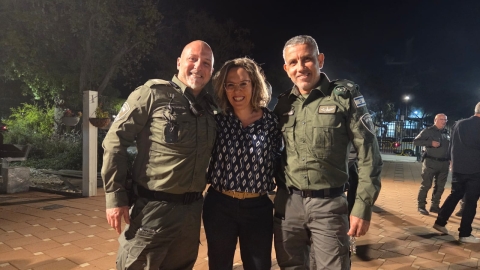 ראשת המועצה רותם ידלין עם  עינב עמר השוטר הקהילתי ועם קצין המתנדבים של מגב מרכז טרודי סלמן.jpg